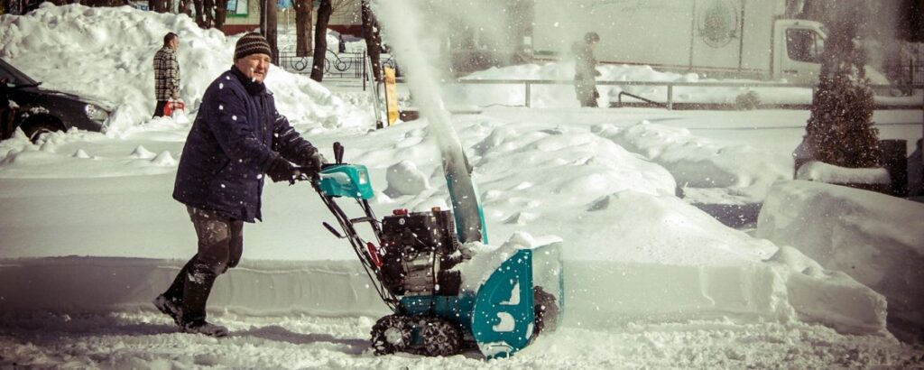 家庭用除雪機による除雪風景2